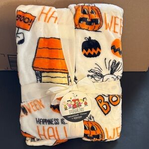 NWT Peanuts Halloween VelvetSoft Throw Blanket